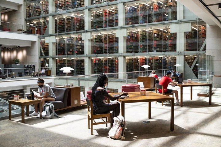 Estudiantes con máscaras protectoras estudian en el interior de la Biblioteca Thompson en el primer día de clases en la Universidad Estatal de Ohio en Columbus, Ohio, EE.UU., el martes 25 de agosto de 2020. Fotógrafo: Ty Wright/Bloomberg / Archivo Clarín