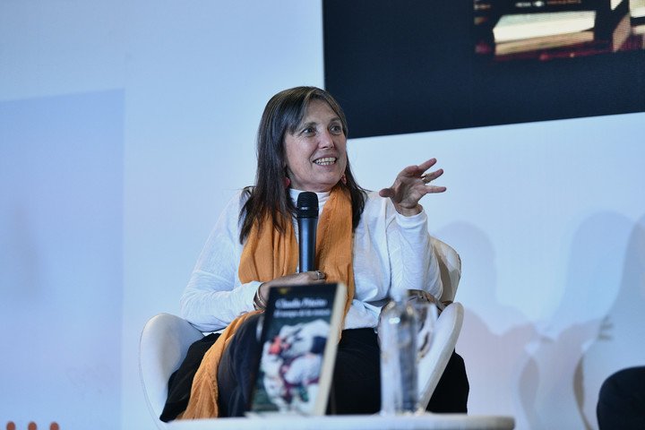 La escritora Claudia Piñeiro en el stand de Ñ en la Feria del Libro de 2023. Foto: Federico Imas.