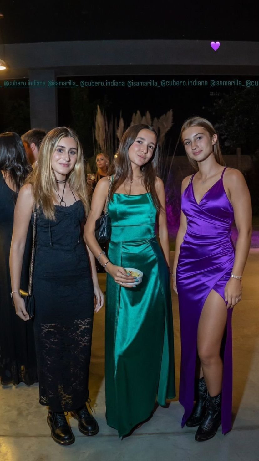 Indiana Cubero deslumbró con un vestido de gala: seda violeta y súper tajo