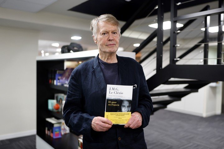 El escritor francés y Premio Nobel de Literatura en 2008 Jean-Marie Gustave Le Clézio posa con su nuevo libro "El amor en Francia" . EFE/ Rodrigo Jiménez