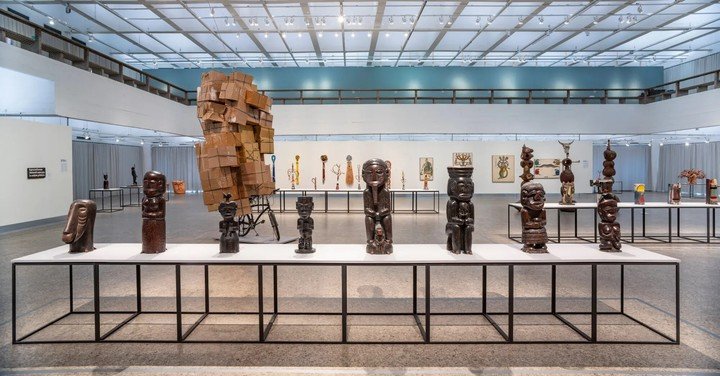 Vista de la instalación de "Historias afroatlánticas", comisariada por Adriano Pedrosa en el Museo de Arte de São Paulo. La exposición de 2018 contó la historia de la diáspora africana y la esclavitud a través de unas 500 obras que abarcan 450 años de historia. Foto: Eduardo Ortega / The New York Times / Archivo Clarín