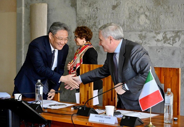 El ministro italiano de Asuntos Exteriores y Cooperación Internacional, Antonio Tajani (d), y el ministro de Comercio de la República Popular China, Wang Wentao (i), durante su encuentro en la Universidad Ca' Foscari de Venecia, Italia, el 11 de abril de 2024. (Italia, Niza, Venecia) EFE/EPA/ALESSANDRO DI MEO