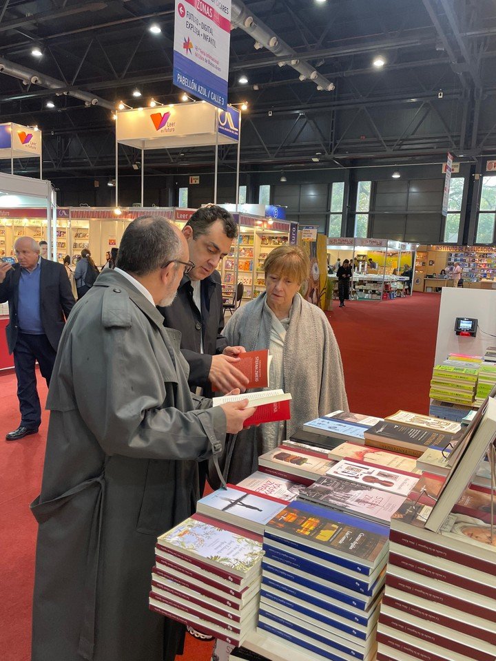 Cifelli visitó los pabellones, acompañado por la titular de la Biblioteca Nacional, Susana Soto Pérez; y el titular de la CONABIP, Raúl Escandar. Foto: Gentileza Secretaría de Cultura