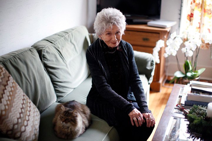 La escritora canadiense Alice Munro es fotografiada en casa de su hija durante una entrevista en Victoria, B.C. el martes 10 de diciembre de 2013. (AP Photo/The Canadian Press, Chad Hipolito) 