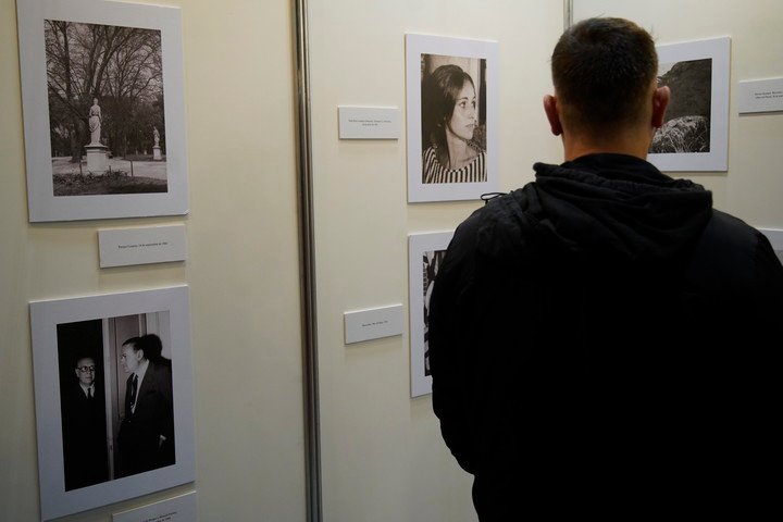 Muestra de fotos de Bioy Casares. Plano de sala en la Feria del Libro. Foto: Ariel Grinberg.