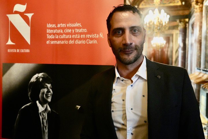 El actor y director argentino Luciano Cáceres en su discurso de hoy, en el Palacio de Linares, sede de Csa de América. Fotos de Cézaro Luca.