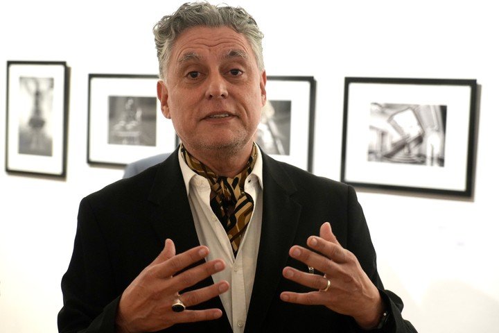 El fotógrafo Claudio Larrea y su "República Waires", la serie que conjugar Buenos Aires con la ciudad de Weimar. Casa de América. Foto: Cézaro Luca
