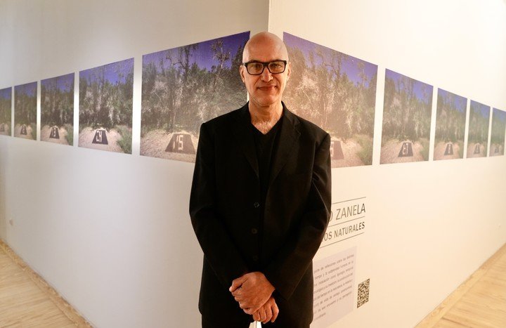 El artista Augusto Zanela delante de su muestra, en el corazón de Madrid. Foto: Cézaro Luca