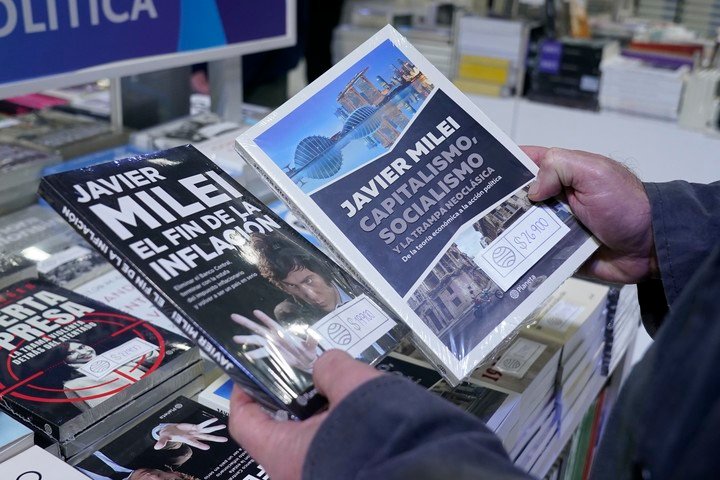 Libros de y sobre Milei en la Feria. Foto: Fernando de la Orden / 