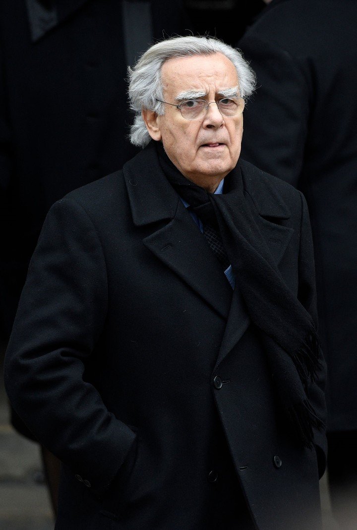 (ARCHIVO) El periodista francés Bernard Pivot sale tras asistir a la ceremonia fúnebre del periodista francés Jacques Chancel en la iglesia Saint-Germain-des-Pres de París el 6 de enero de 2015. . (Foto de Martin BUREAU / AFP)