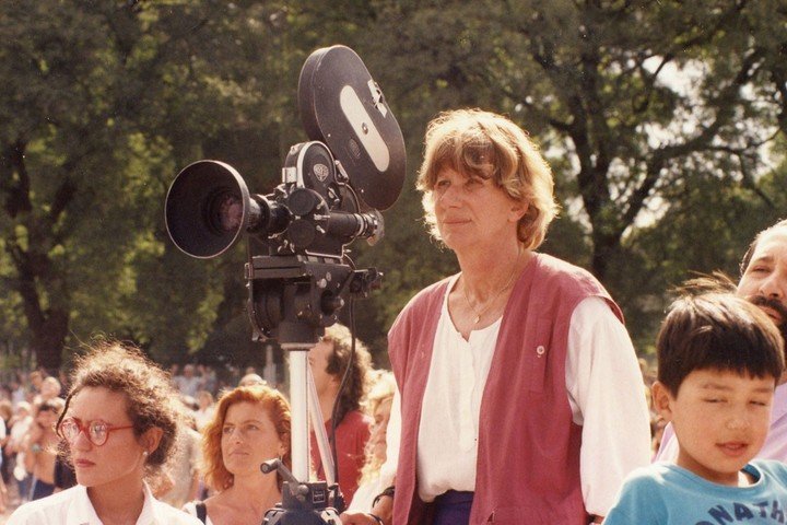 Narcisa Hirsch junto a su cámara. 