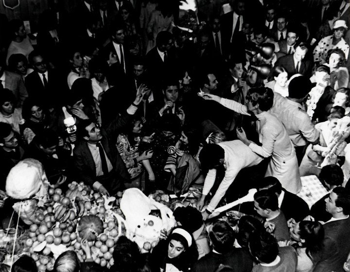 Fotograma de La Marabunta, 1967, de Narcisa Hirsch. Video digitalizado, original 16 mm, blanco y negro, sonido, 7´55″.