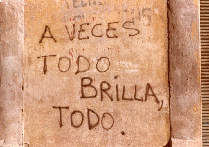 A veces todo brilla, C. 1979-1980. De la serie Grafittis. Registro fotográfico de acción urbana. (Rolf Art). 