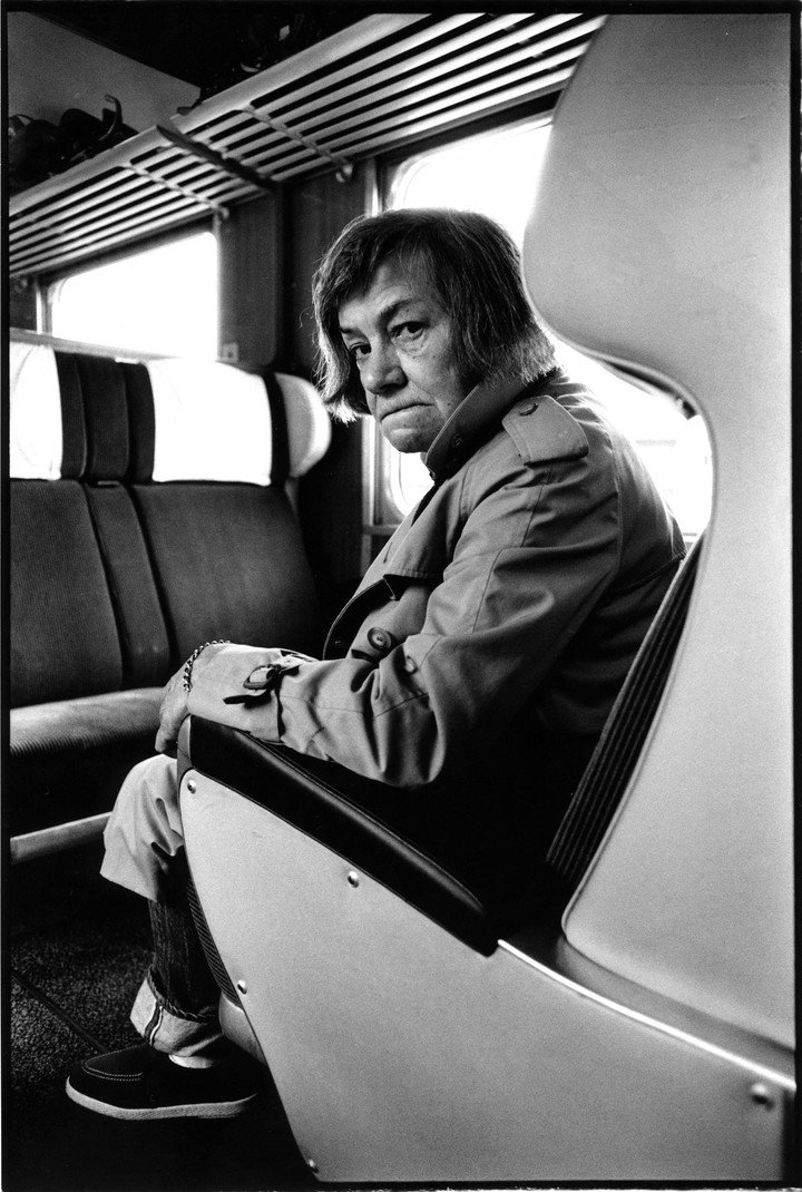 Patricia Highsmith en el tren entre Lugano y Zurich. 1987. Crédito: Ulf Andersen / Aurimages. (Foto de Aurimages via AFP) 