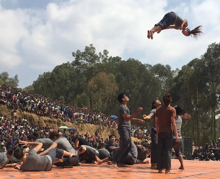 Actores representando "See You Yesterday" en el campo de refugiados de Kigeme, Ruanda. La producción corrió a cargo de Global Arts Corps, que ha representado obras de teatro en zonas en situación de posconflicto de todo el mundo. Foto: Global Arts Corps. New York Times.