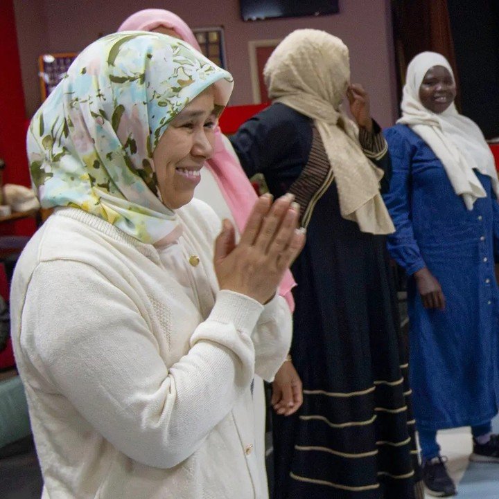 Participantes en el taller de teatro Mafwa en Leeds, Inglaterra. El teatro imparte clases semanales desde 2019, con el objetivo de reunir a mujeres locales. Foto: Julia Marino. New York Times.