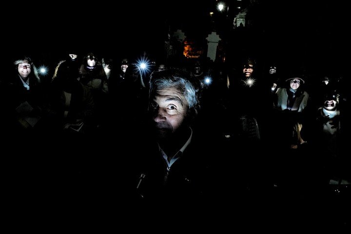 Daniel Balmaceda recorrió el Cementerio de la Recoleta. Foto Martín Bonetto