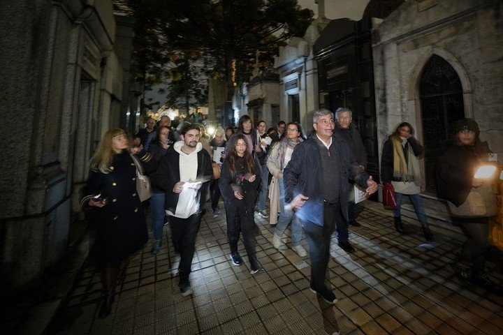 Daniel Balmaceda recorrió el Cementerio de la Recoleta tras los ladrones de un cuerpo. Foto: Martín Bonetto.