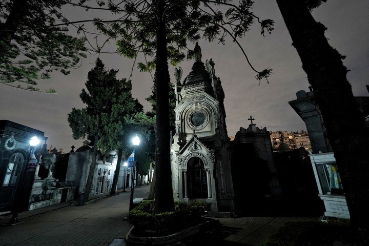 Daniel Balmaceda recorrió el Cementerio de la Recoleta tras los ladrones de un cuerpo. Foto: Martín Bonetto.