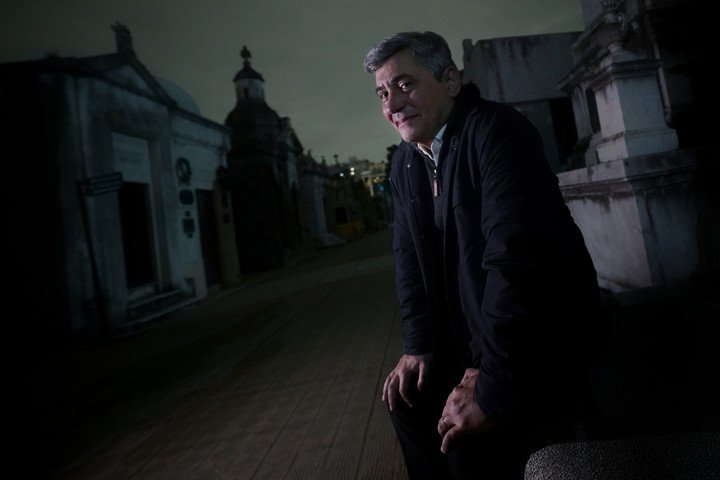 Daniel Balmaceda recorrió el Cementerio de la Recoleta tras los ladrones de un cuerpo. Foto: Martín Bonetto.