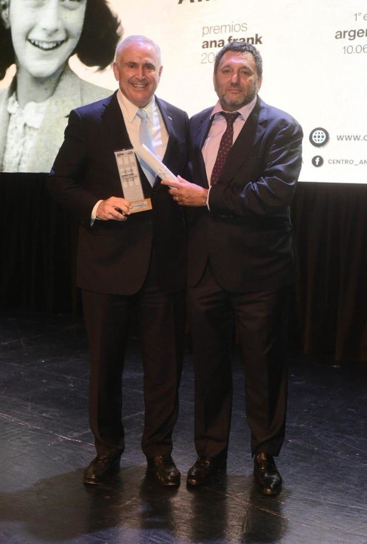 Marc Stanley, embajador de Estados Unidos en Argentina, recibiendo su Premio Ana Frank de manos de Gabriel Hochbaum. 