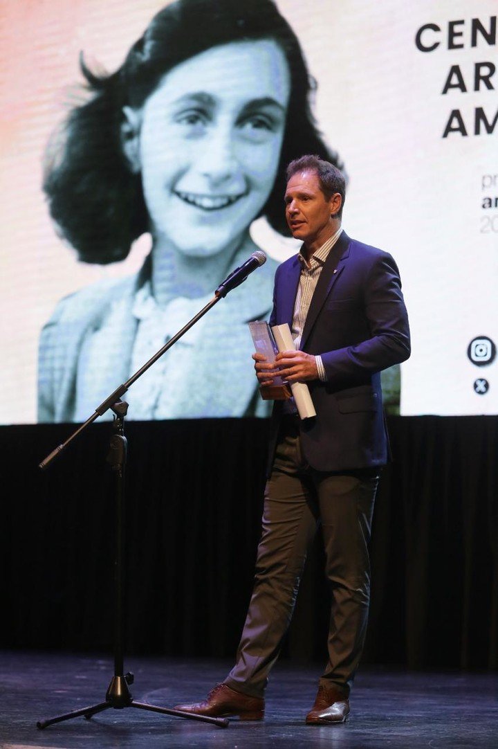 El presidente de River Plate, Jorge Brito, recibiendo el Premio Ana Frank.