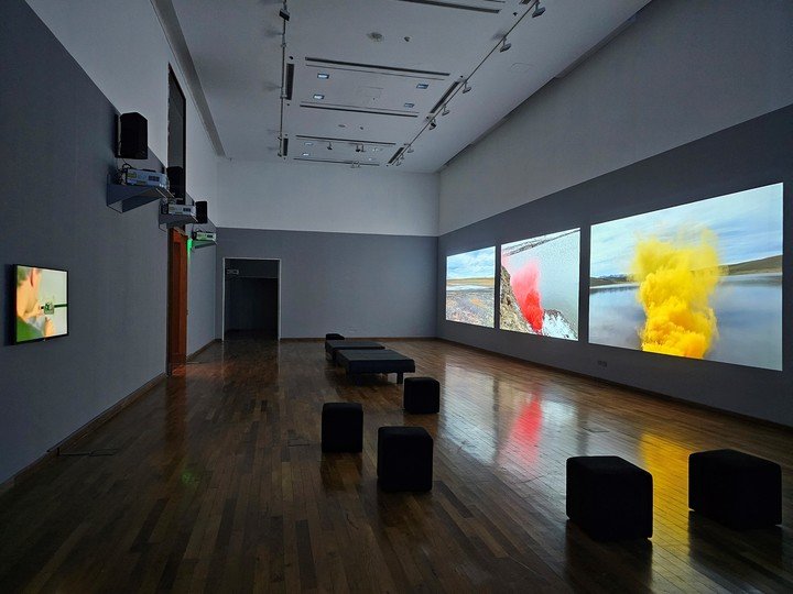 Vista de sala con obras de Federico Falco y Patricia Viel. Este es mi lugar: Videoarte contemporáneo argentino con curaduría de Rodrigo Alonso. Foto: gentileza CCK.