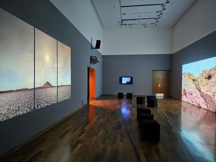 Vista de sala con obras de Pablo Radice, Guido Yannitto y Soledad Dahbar. Este es mi lugar: Videoarte contemporáneo argentino con curaduría de Rodrigo Alonso. Foto: gentileza CCK.