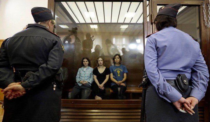 Las integrantes del grupo punk feminista Pussy Riot, de izquierda a derecha, Yekaterina Samutsevich, Maria Alekhina y Nadezhda Tolokonnikova en una jaula de acusados de un tribunal de Moscú, en 2012. (AP Photo, Archivo)