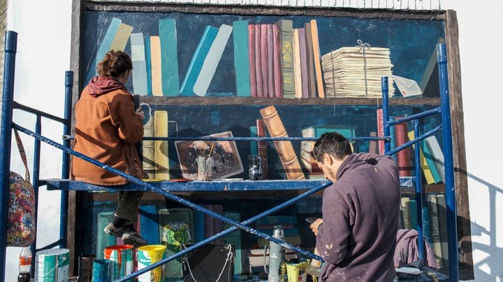 “Res non verba” es el título del mural que homenajea a Cecilia Grierson en una ochava del Cementerio Británico y que fue pintado por Mabel Vicentef y Friz. Foto: Ignacio de Barrio.