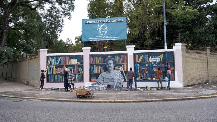 “Res non verba” es el título del mural que homenajea a Cecilia Grierson en una ochava del Cementerio Británico y que fue pintado por Mabel Vicentef y Friz. Foto: Ignacio de Barrio.