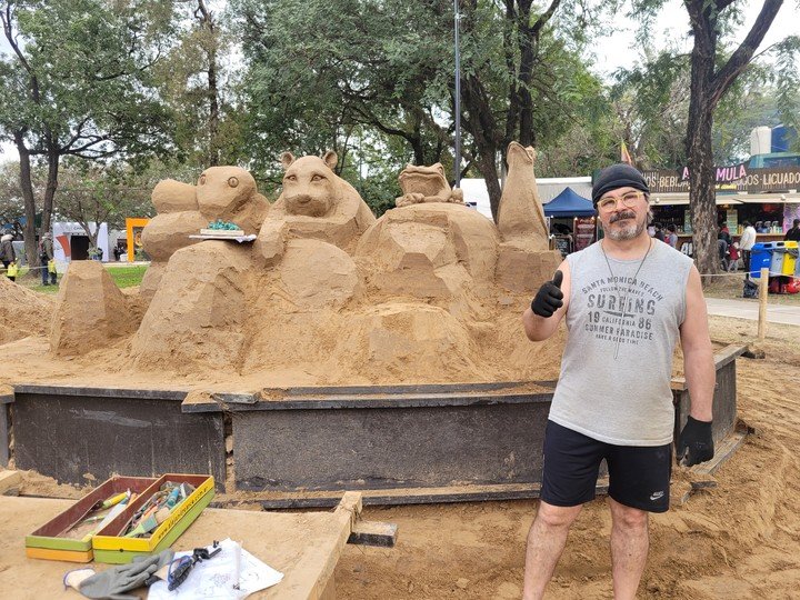 El escultor argentino invitado y docente Alejandro Arce ante su obra “Animalia”, en homenaje a los animales en extinción. Foto. Clarín.