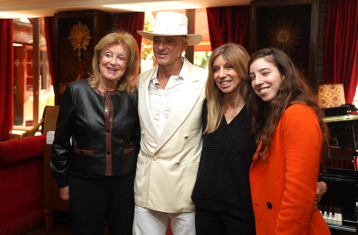 Faena en familia, con su madre, Elisa, su hermana Claudia y su hija Isabel, sobrina del empresario. Su padre falleció recientemente.
Foto Guillermo Rodríguez Adami