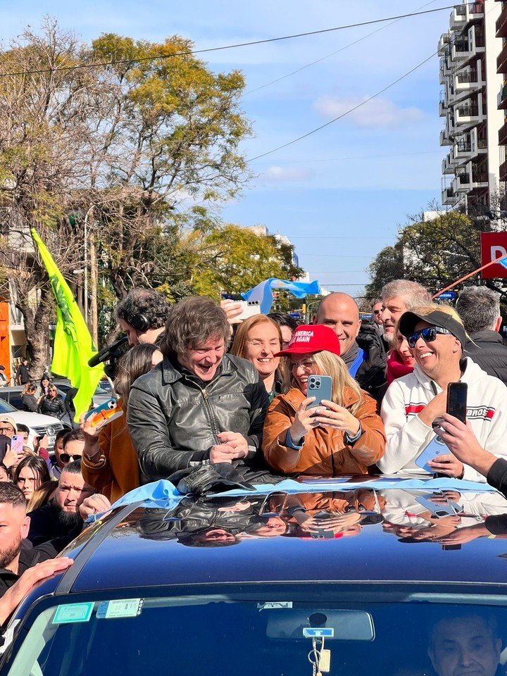 Javier Milei, Carolina Píparo (antes de su alejamiento de LLA) y El Dipy, de caravana durante la campaña electoral de 2023.