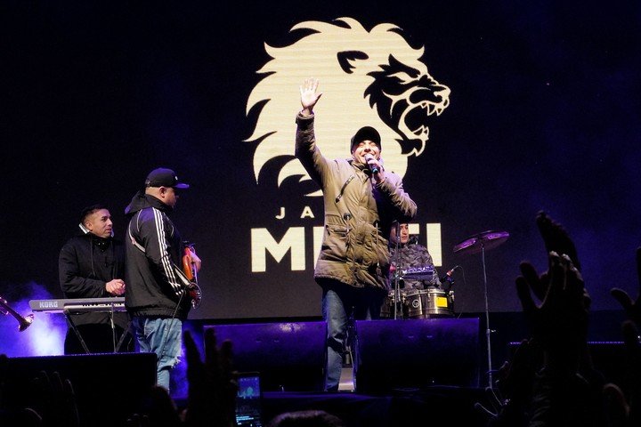 El Dipy cantó durante un acto de Milei en el estadio de El Porvenir. Foto Martín Bonetto.