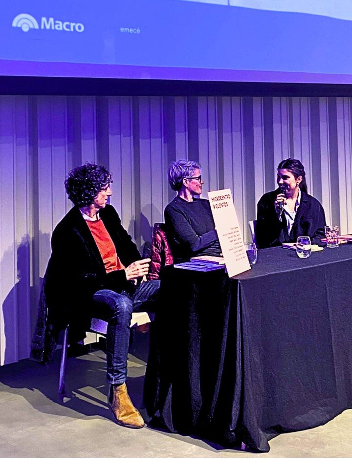 La editora Ana Ojeda y el coordinador de Microcentro Cuenta Cuentos, Ignacio Iraola, dialogaron con la ganadora y los finalistas. Foto: gentileza Superaccion