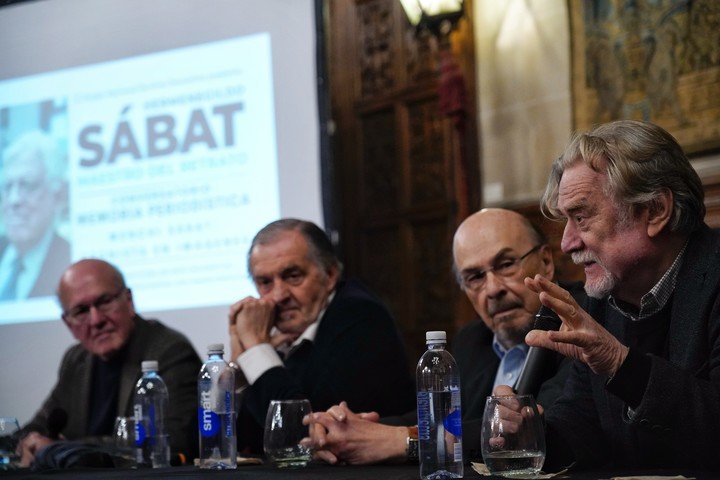 Tributo a Hermenegildo Sábat, de der. a izq. Ricardo Kirschbaum, Joaquín Morales Solá, E. van der Kooy y, en el extremo izquierdo, Pablo Sirvén. Fotos de Ariel Grinberg 