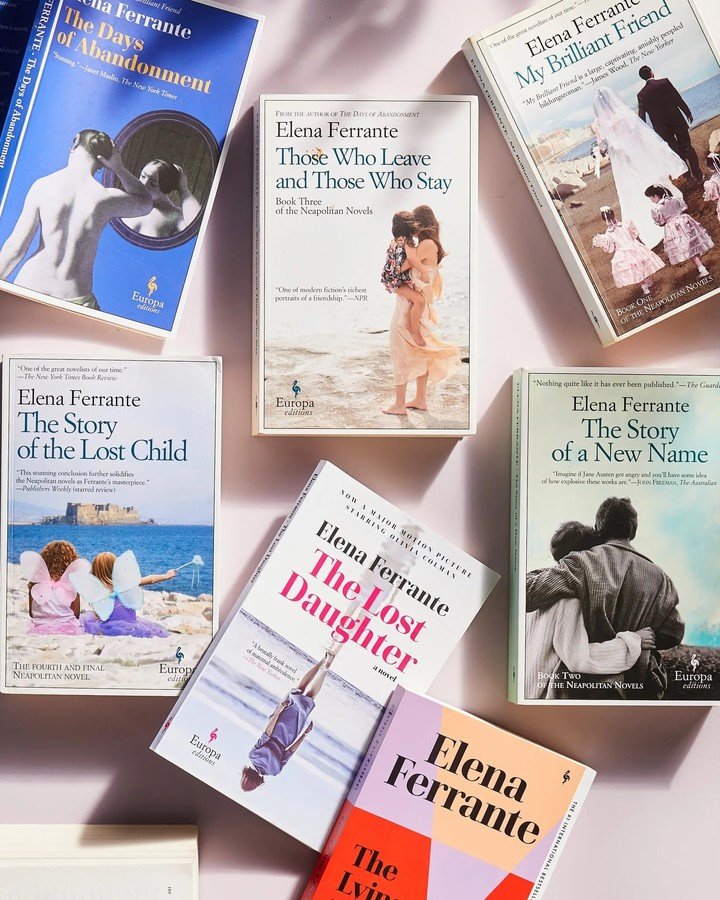 La colección de libros de Elena Ferrante. Foto: Julia Gartland para The New York Times; estilismo de Alya Hameedi.