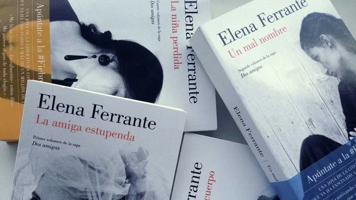 La colección de libros de Elena Ferrante.