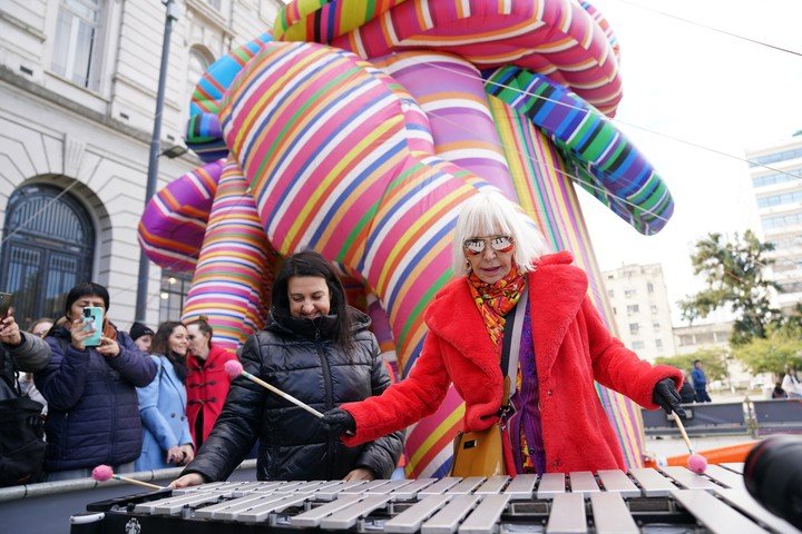 Marta Minujin en la inauguración de la obra la escultura de los sueños en la explanada del CCK. Foto Juano Tesone.