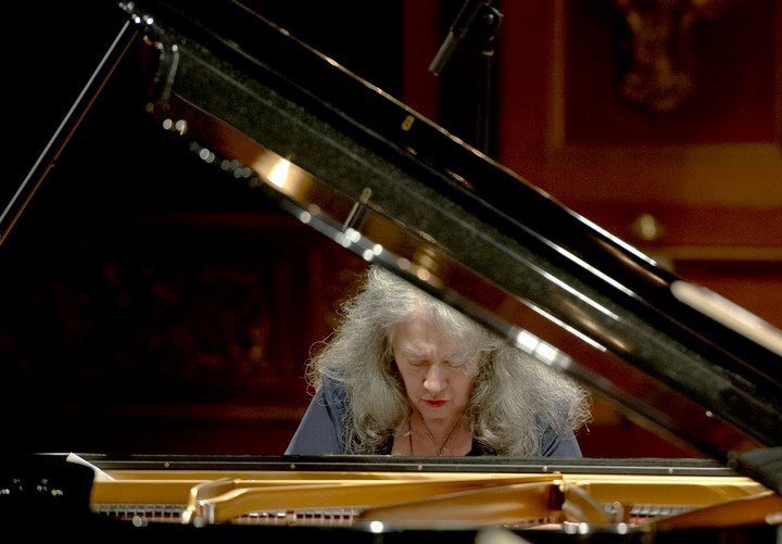 La pianista Martha Argerich; se espera que pueda volver a tocar en Buenos Aires este año. Foto de Arnaldo Colombaroli.