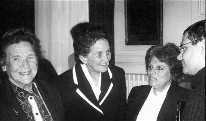 Sofía Noelly Fernández Talgham en 1998 en el acto donde sus salvadoras, Georgette y Julia Eloy, fueron reconocidas por Israel como Justas entre las Naciones del Mundo. Foto: gentileza Fundación Tzedaká.