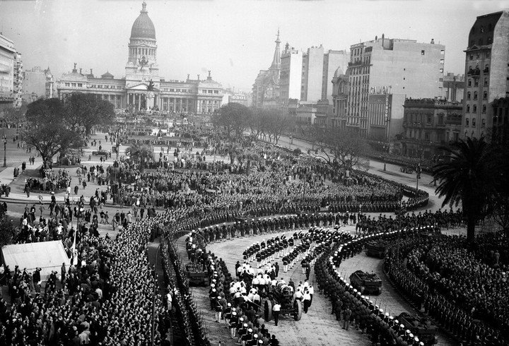 El cortejo funebre de Eva Perón se dirige al Congreso de la nacion el 9 de agosto de 1952 / Archivo Clarín.