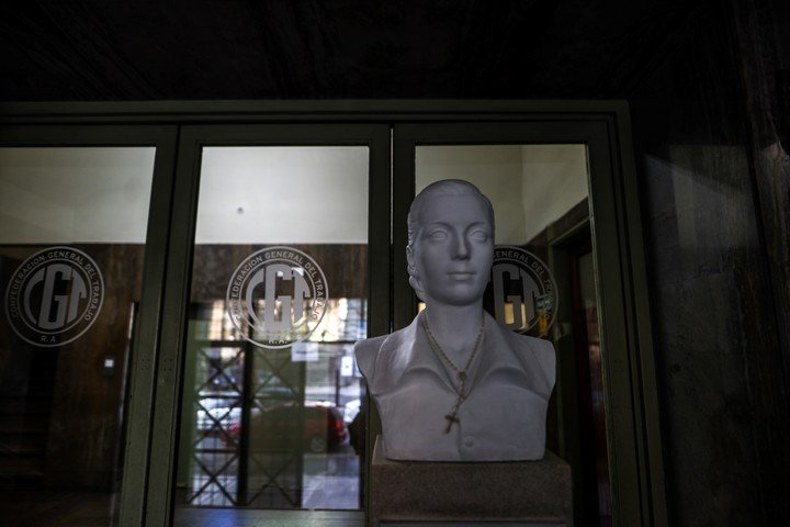 Vista de una estatua de Eva Perón en la sede central de la Confederación General del Trabajo, el 12 de julio de 2022 en Buenos Aires (Argentina). EFE/ Juan Ignacio Roncoroni