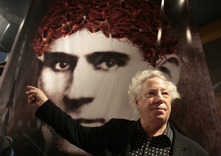 El artista Rogelio Polesello explica en 2010 una de sus obras, durante la inauguración de la Bienal Borges-Kafka en el Centro Cultural Recoleta de Buenos Aires. EFE/CÉZARO DE LUCA 