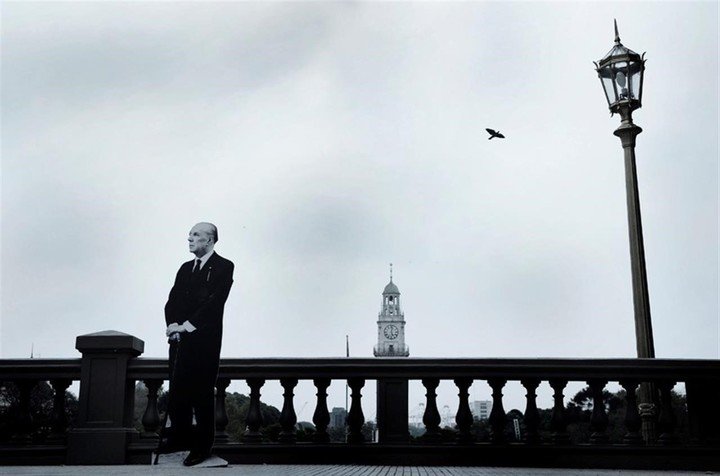 Ciudad Borges, a 30 años de la muerte del gran escritor en 2016 una gigantografía de su imagen. Foto: Archivo Clarín