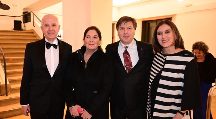 Amigos del Bellas Artes en una gala para divertirse y ponerse al dia