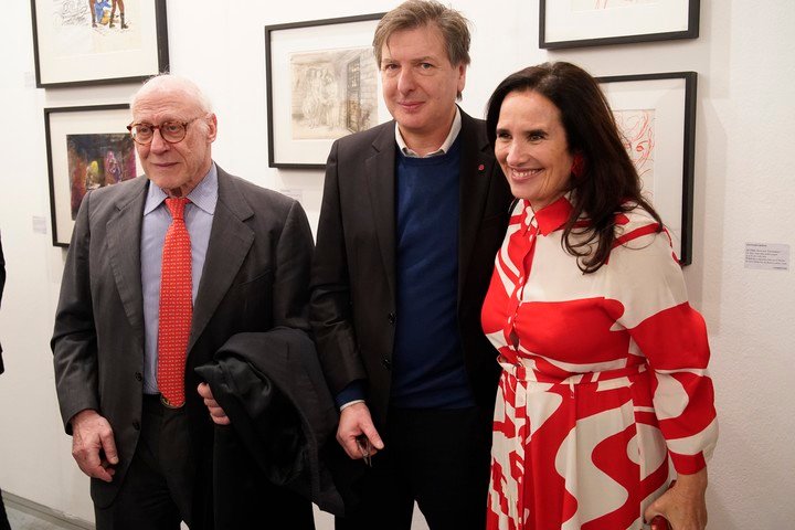 El presidente de la Asociación Amigos del MNBA, Julio Crivelli, junto al director del Museo, Andrés Duprat, y Carolina Bicquard, ex directora del Fondo Nacional de las Artes. Foto: Ariel Grinberg.