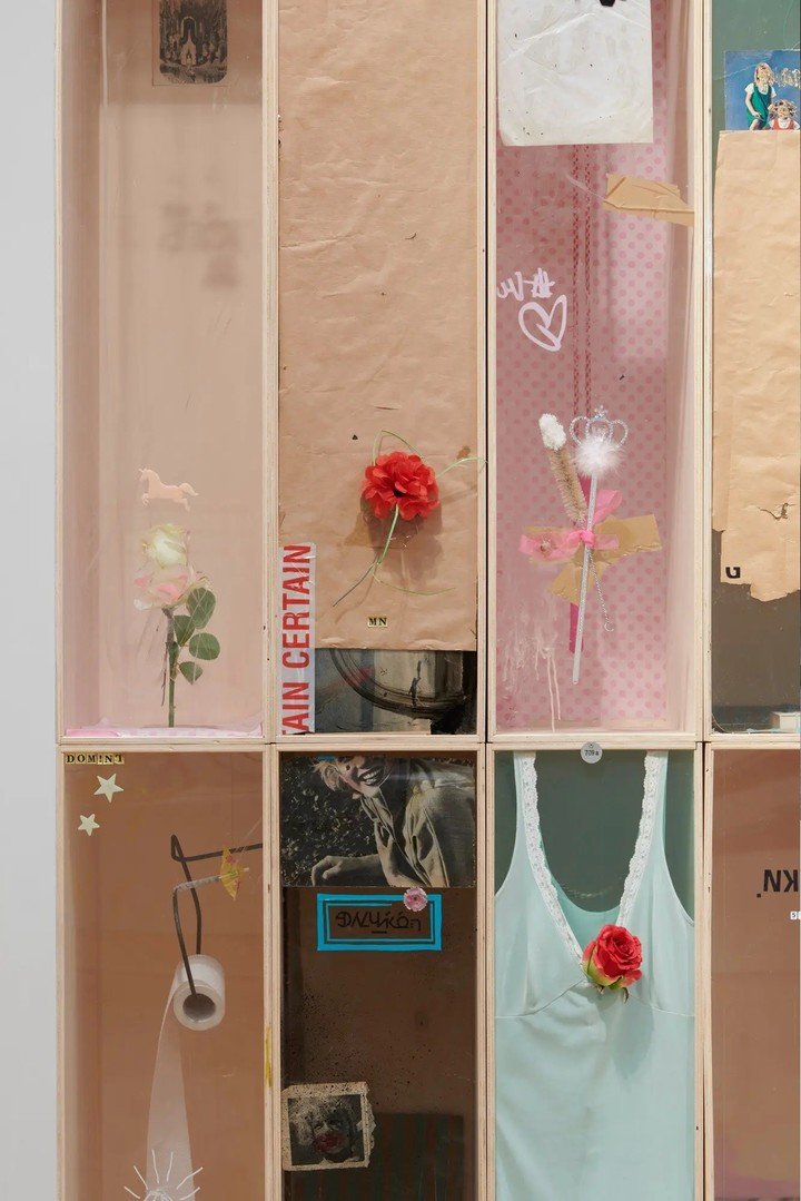 Vista detallada de "Virgin Variations" (2019). "No se trata de altos valores de producción, no se trata de este producto de lujo brillante", dijo un artista que ayuda a Darling a montar sus obras. "Se trata de tener un objeto nudoso y una relación directa con él". Foto: Jesse Darling, vía Modern Art Oxford; Ben Westoby / The New York Times