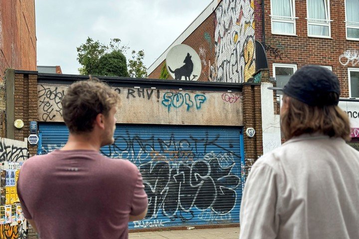 El célebre artista urbano británico conocido como Banksy confirmó este jueves la autoría de una nueva obra de arte en un barrio del sureste de Londres. EFE/Raúl Bobé